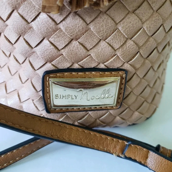 Simply Noelle Womans Small Brown Woven Drawstring Bucket Bag. - Picture 8 of 11